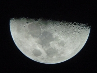 La lune, depuis un centre d'astronomie