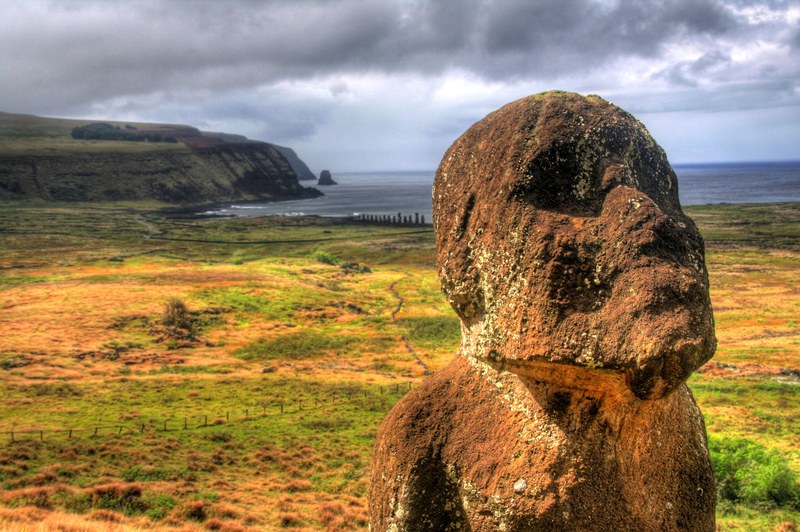 moai Ahu Tongariki depuis la carrière Ranu Raraku