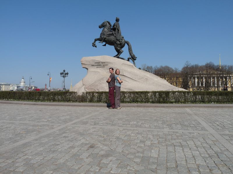 Le cavalier de bronze. Les nouveaux mariés posent souvent au pied de la statue, supposée porter bonheur