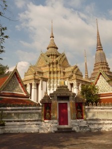 Temples aux alentours du bouddha couche